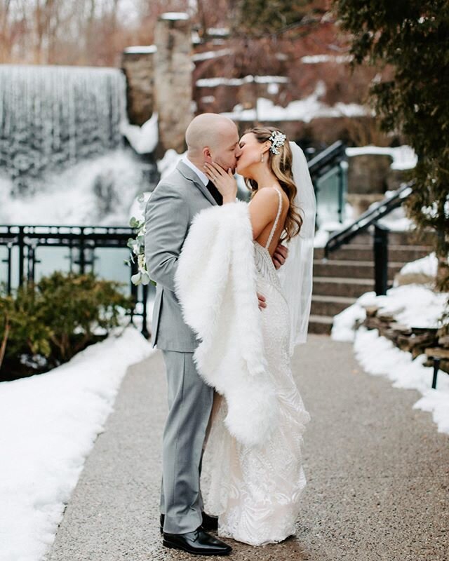 Victoria and Corey moved so effortlessly in front of my camera.. and Ancaster mill with that beautiful waterfall is a perfect backdrop to a wintery wedding. I still can't believe the rain stopped just at the perfect time for us to get these shots. ?⠀
@vice_and_sunshine @ancaster_mill @pearleweddings